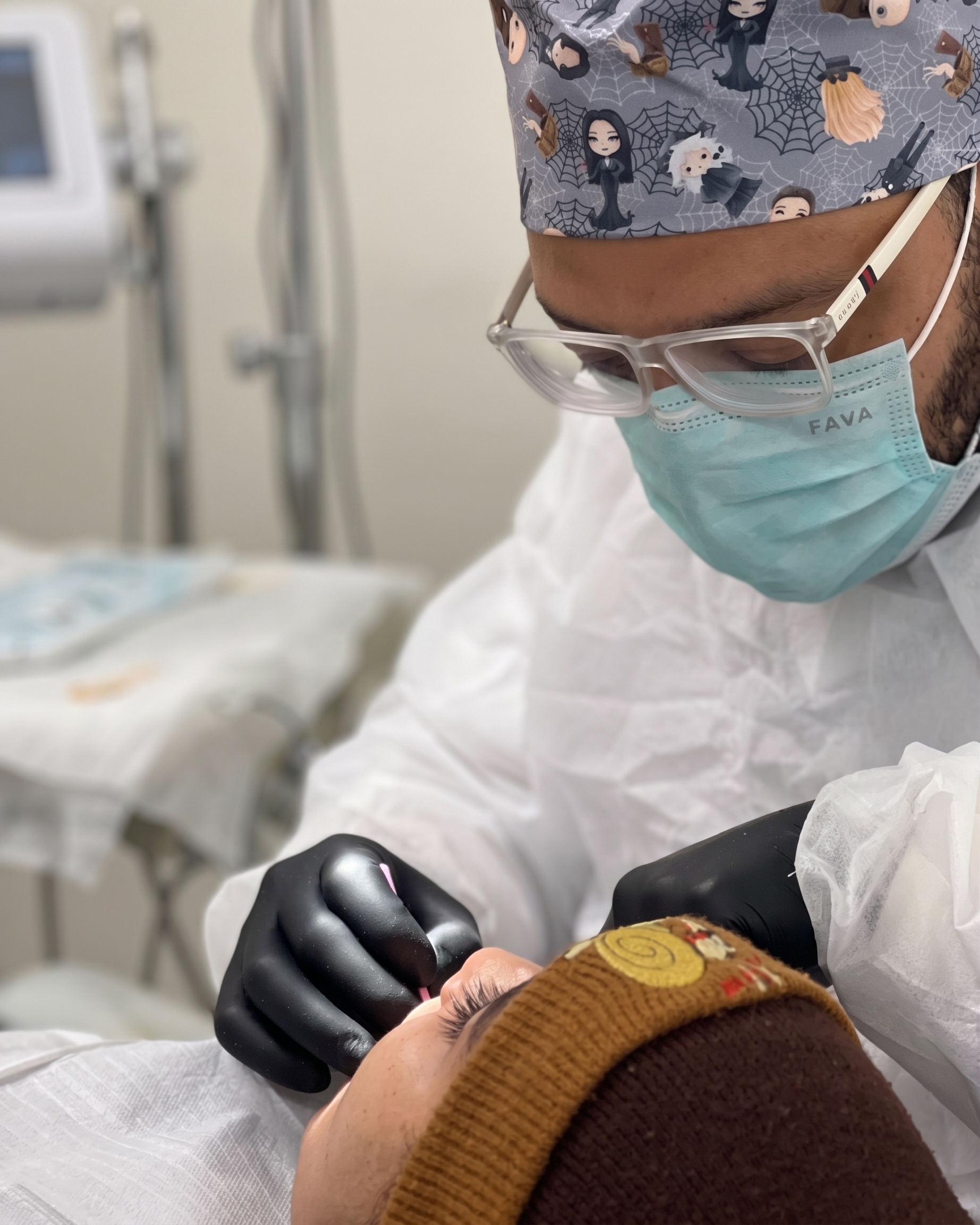 Jefferson Souza atendendo uma paciente no consultório