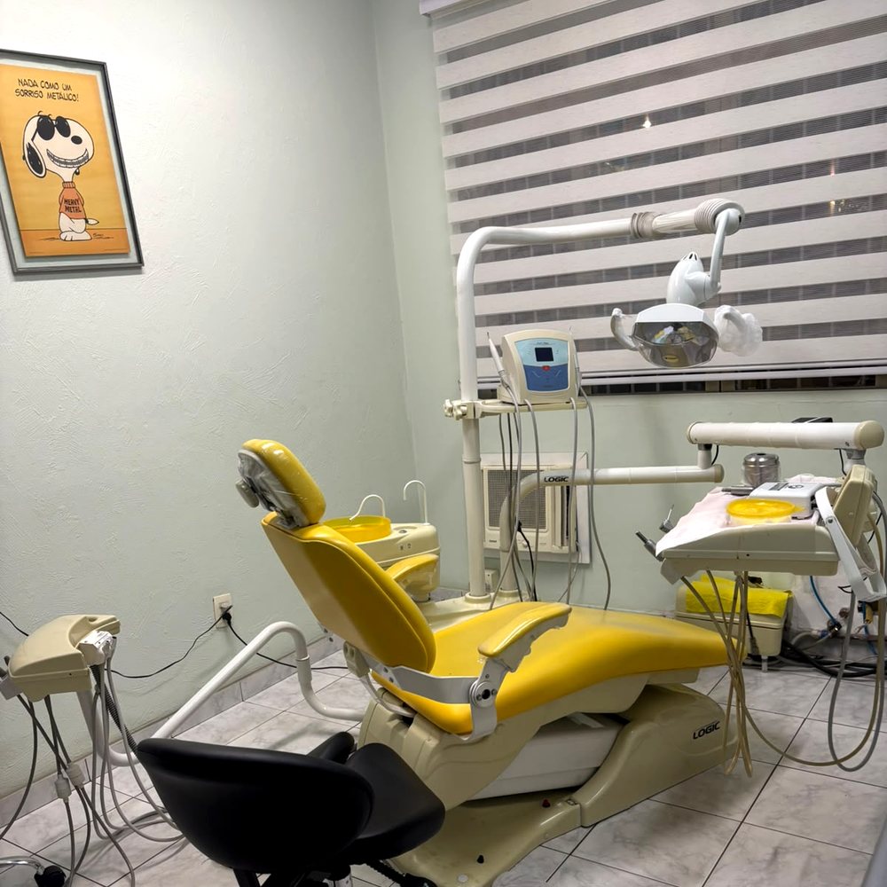 Cadeira odontológica e equipamentos do consultório