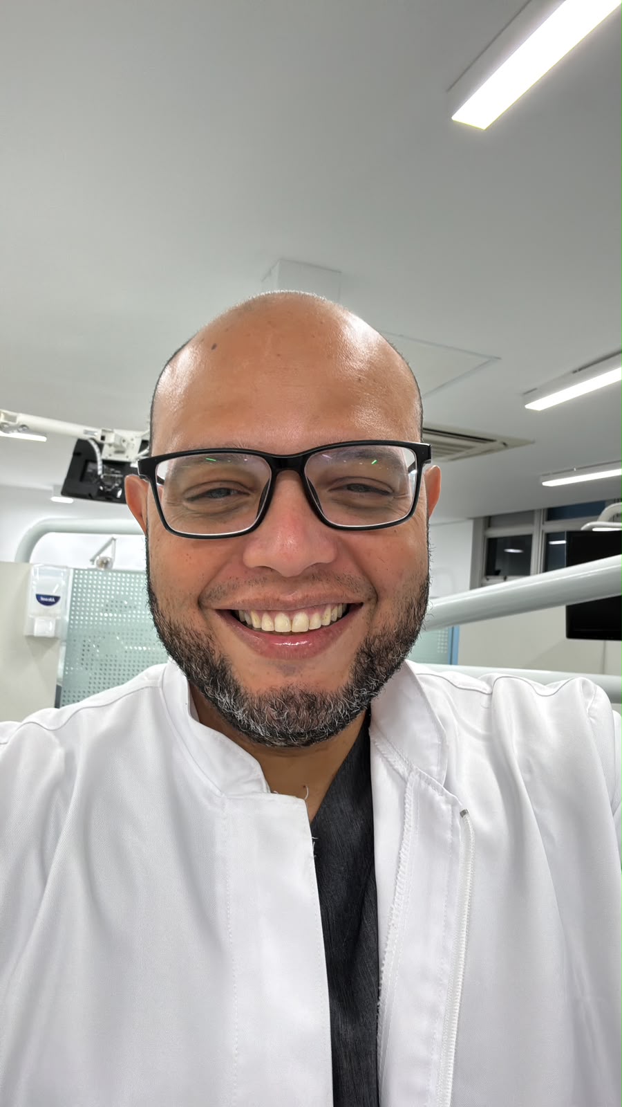 Jefferson Souza de jaleco branco no consultório