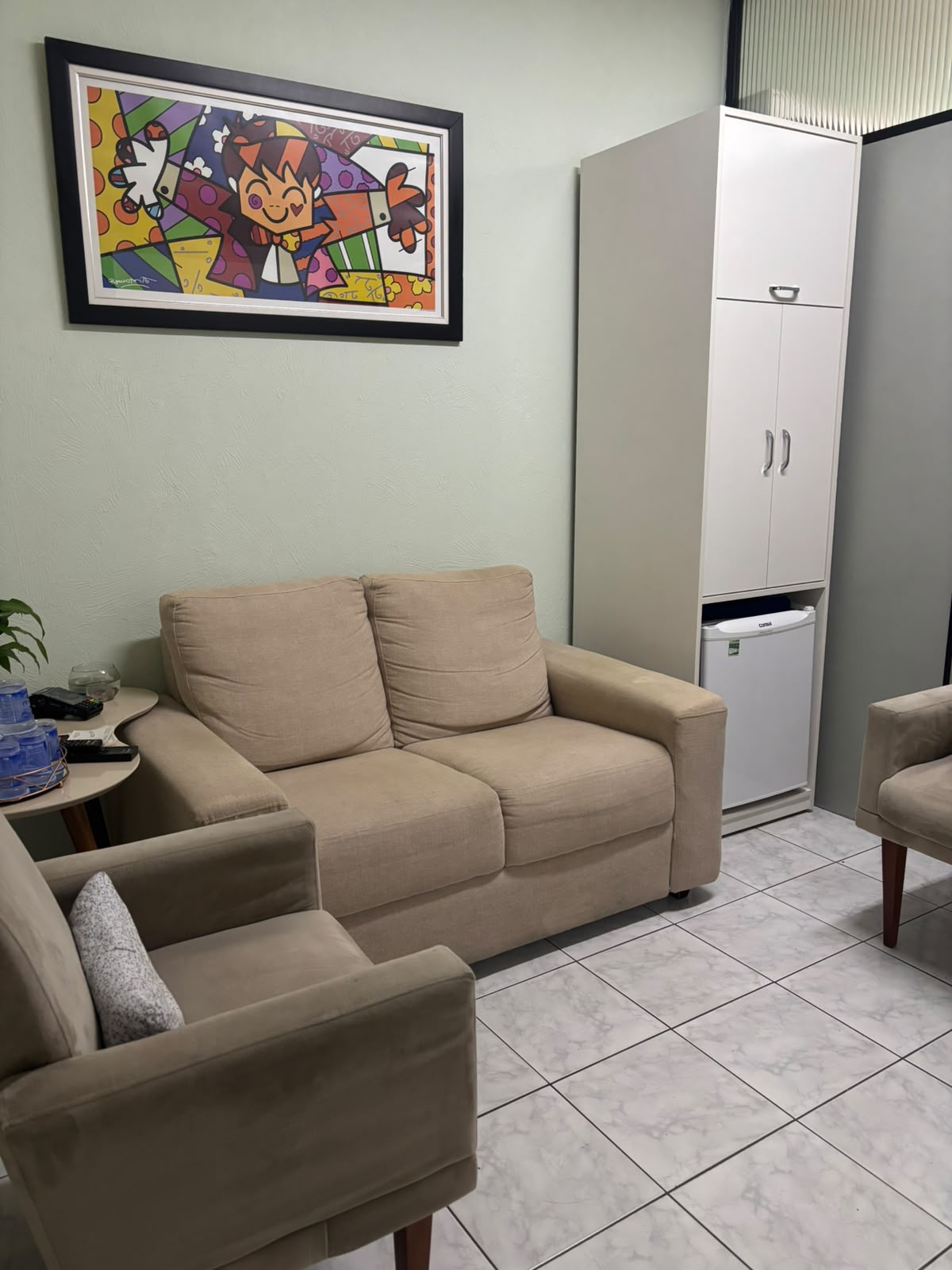 Sofá e poltronas da recepção da clínica